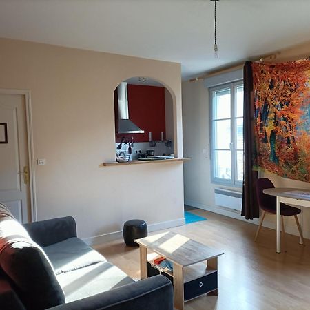 Le Cheval Blanc La Chartre Sur Le Loir Apartment Luaran gambar